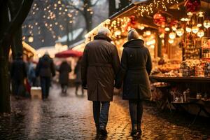 Alten Paar auf Weihnachten Markt, Winter Wetter Atmosphäre, genießt Urlaub Einkaufen. ai generativ foto