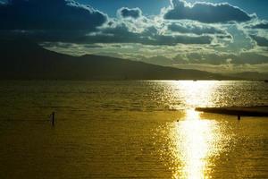 wunderschöner romantischer Sonnenuntergang und das Meer foto