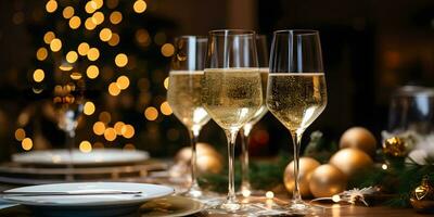 Champagner Brille auf festlich Tabelle mit Gold glühend Bokeh Hintergrund. Feier Hintergrund Banner mit funkelnd Wein. foto