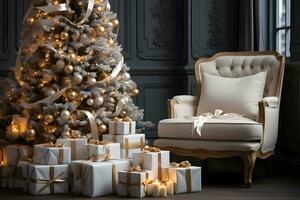 schön Weihnachten Baum mit Dekoration im gemütlich Zimmer Innere mit Sessel, Kerzen und Geschenk Boxen. foto