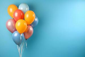 bunt Luftballons Bündel gebunden auf ein Blau Mauer Hintergrund mit Kopieren Raum. Geburtstag, Hochzeit, Party oder Feier Konzept. generiert ai. foto