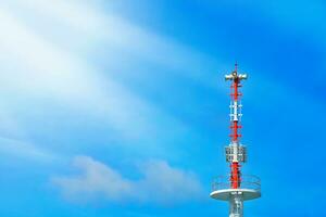 Ankündigung Pole mit Horn Lautsprecher, Übertragung Turm und Solar- Zelle Morgen klar Himmel Hintergrund mit hell Sonnenlicht. foto
