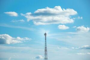 Antenne Telekommunikation und Kommunikation auf Himmel und groß Wolken Hintergrund, schön Gradient Himmel und Wolken mit Sonnenaufgang, Konzept von Kommunikation und Daten Übertragung, Zukunft 5g kabellos. foto