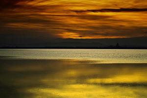 das Meer und die Wolken im Nachmittagslicht foto