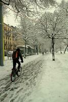 Stadt Biker im das Schnee foto