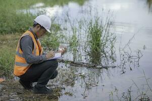 Umweltingenieure prüfen die Wasserqualität, bringen Wasser zum Testen ins Labor, prüfen den Mineralgehalt in Wasser und Boden, prüfen Wasserquellen auf Verunreinigungen. foto