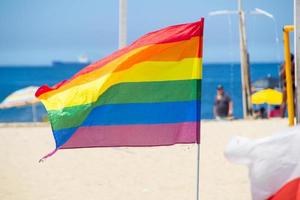 Regenbogenflagge, die von der LGBT-Community am Strand der Copacabana in Rio de Janeiro, Brasilien, verwendet wird