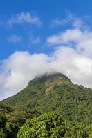 abraao berg pico do papagaio mit wolken. ilha grande brasilien. foto