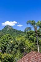 abraao berg pico do papagaio mit wolken. ilha grande brasilien. foto