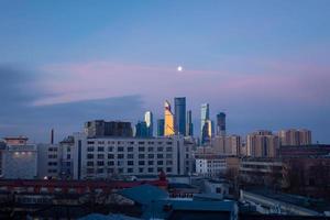 Stadtbild von Moskau bei Sonnenaufgang foto