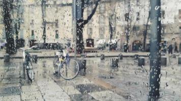 Regen in der Stadt Turin mit Tropfen auf Glas foto