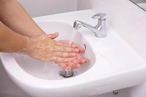 Händewaschen im Waschbecken foto