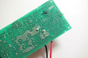 Leistung liefern modern Leiter Tafel mit elektronisch Komponenten mit Transistor. elektrisch Maschinenbau. foto