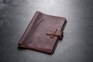 schönes braunes Lederetui aus Leder für ein Notebook foto