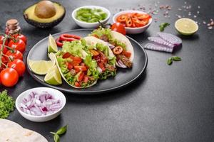 mexikanische Tacos mit Rindfleisch, Tomaten, Avocado, Zwiebeln und Salsasauce