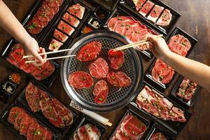 Bohnenkraut gegrillt Freuden japanischer Stil Grill Party mit köstlich Grill Teller und Fleisch Vereinbarungen foto