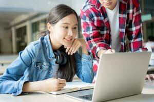 Gruppe asiatisch Schüler Treffen Mannschaft zum Arbeit Projekt. Mannschaft glücklich Studie online. lesen Buch im Hochschule Campus. Gruppe auf International Asien Universität. Ausbildung, lernen, Schule, Hochschule, Abschluss foto