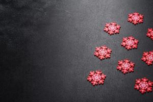 rote und weiße Elemente, die verwendet werden, um den Weihnachtsbaum zu schmücken foto