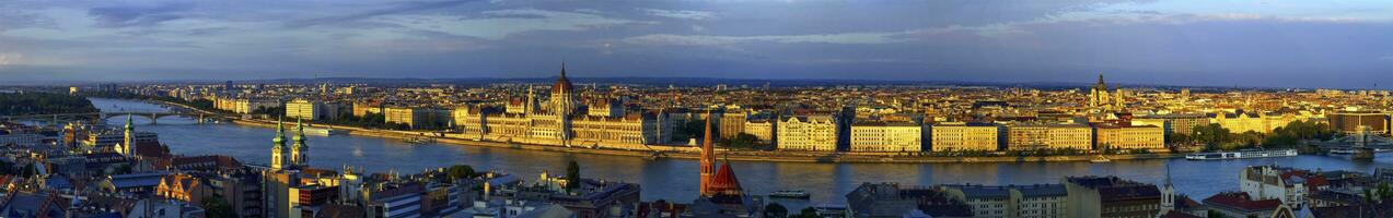 Antenne Panorama- Aussicht von Donau und Budapest Stadt, Ungarn foto