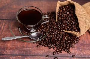 Kaffeebecher und Kaffeebohnen liefern Energie