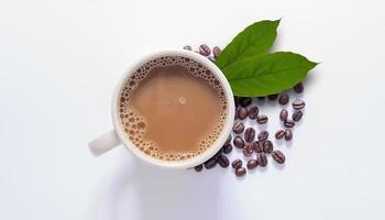 Kaffeetasse, Kaffeebohnen, weiße Hintergrundszene foto