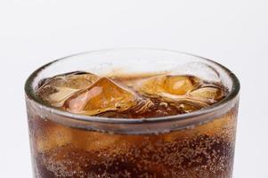 Cola im Glas mit klaren Eiswürfeln auf weißem Hintergrund foto
