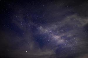 Milchstraße und Sterne in der Nacht foto
