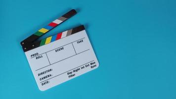 Filmklappe oder Filmschiefer auf blauem Hintergrund.