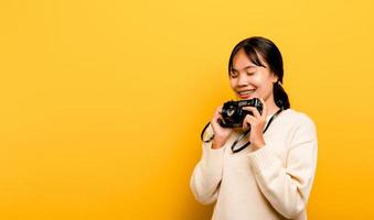 Schönes junges asiatisches Touristenstudio, das mit der Kamera aufgenommen wurde foto