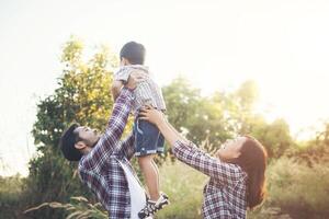 glückliche junge Familie, die draußen Zeit zusammen verbringt. Familienliebe Konzept foto