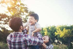 glückliche junge Familie, die draußen Zeit zusammen verbringt. Familienliebe Konzept foto