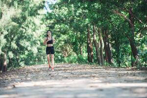 junge Fitnessfrau, die im Park joggt. foto