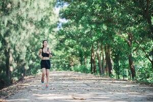 junge Fitnessfrau, die im Park joggt. foto