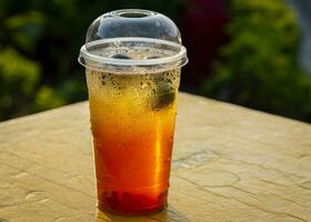 kalt, frisch orange Farbe Vietnamesisch Obst Saft isoliert auf ein Tabelle foto