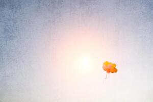 Jahrgang von bunten Luftballons, die in den Himmel fliegen foto