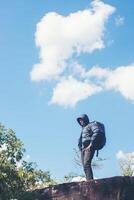 Wanderer-Mann-Abenteuer im Urlaub. Ferientourismus-Konzept. foto