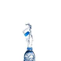 Spritzwasser aus einer Plastikflasche foto
