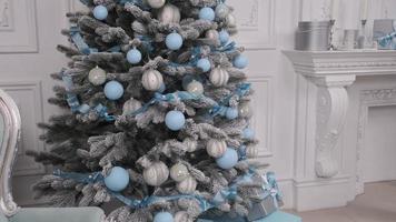 blaue und silberne Weihnachtsdekorationen foto