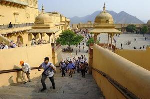 Jaipur, Indien - 11. November 2019, Touristen, die die Treppe im Amber Fort klettern foto