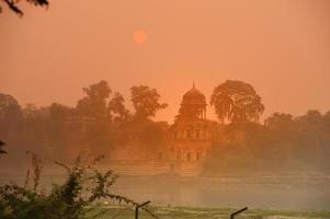 Agra, Indien - 8. November 2019, Gebäude am Flussufer bei Sonnenaufgang foto