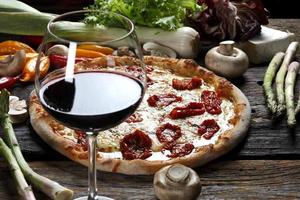 Pizza und Wein foto
