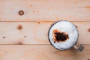 Draufsicht auf Eiskaffeeschaum in der Tasse. foto