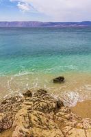 wunderbarer sand- und felsiger strand und promenade novi vinodolski kroatien. foto