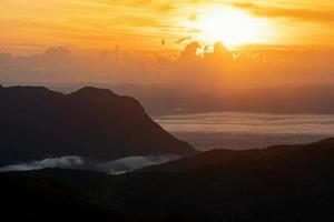 Sonnenaufgang in Khao Kho, Provinz Phetchabun, thailand foto