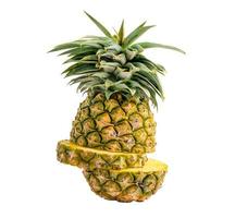 Ananasfrucht mit Scheibe isoliert auf weißem Hintergrund foto