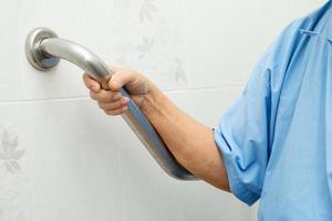 asiatische ältere Frau Patient benutzt Toilette Badezimmer Griff Sicherheit foto