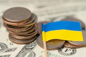 Ukraine-Flagge auf Münzhintergrund, Geschäfts- und Finanzkonzept. foto