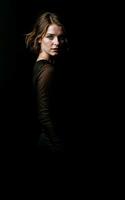 Foto von Frau tragen ein schwarz Kleid auf schwarz Hintergrund, generativ ai