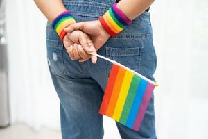 asiatische Dame mit Regenbogenfarbenflagge, Symbol von lgbt foto