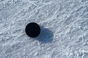 Eishockey Puck Lügen auf das Schnee Nahansicht foto